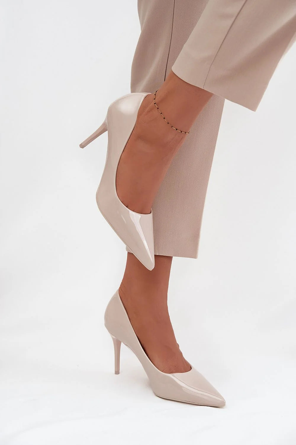 escarpins femme beige vernis cuir synthétique bout pointu talon aiguille 85mm finition brillante coupe basse semelle fine silhouette élancée