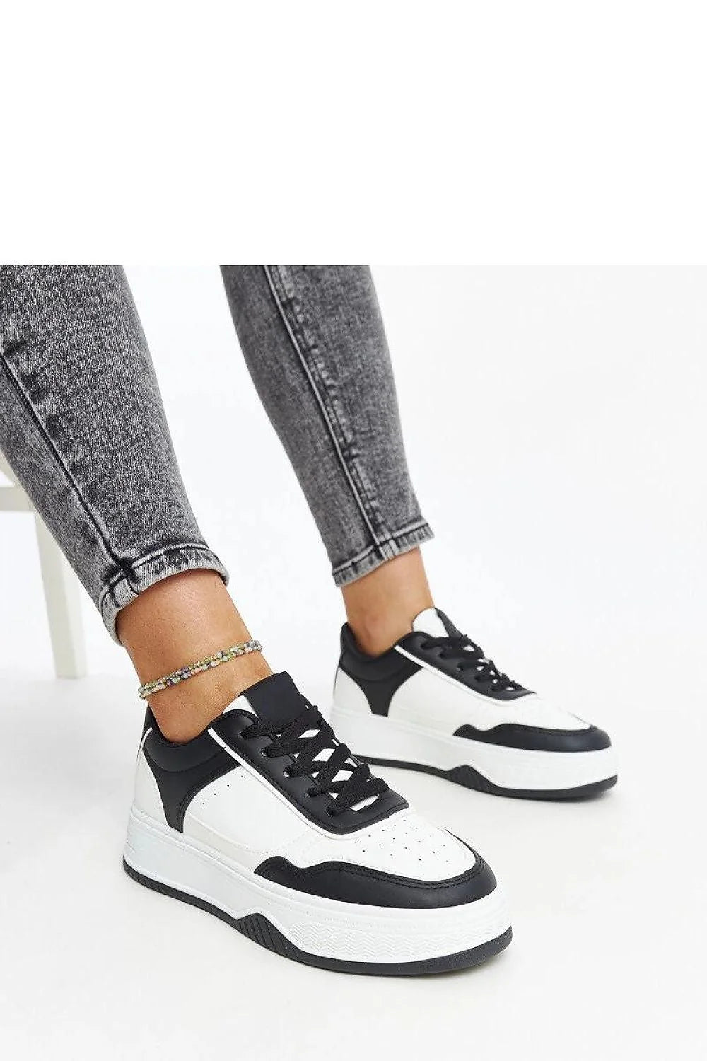 Baskets pour femmes modernes design épuré couleur blanc et noir tige en faux cuir lacets noirs semelle épaisse antidérapante baskets urban style casual