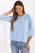chemisier femme bleu pastel coton stretch jersey doux manches trois quarts coupe boxy encolure ronde broderie logo blanc longueur hanche