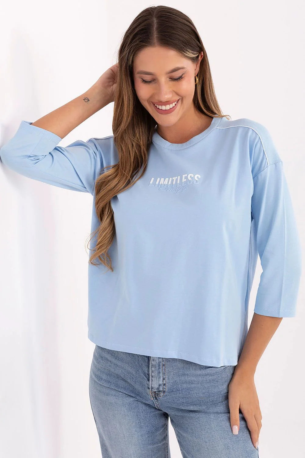 chemisier femme bleu pastel coton stretch jersey doux manches trois quarts coupe boxy encolure ronde broderie logo blanc longueur hanche