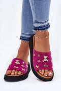 sandales femme Vinceza mules plateforme semelle noire empeigne velours fuchsia bout ouvert lit pied rembourré camel breloques dorées ourson étoiles