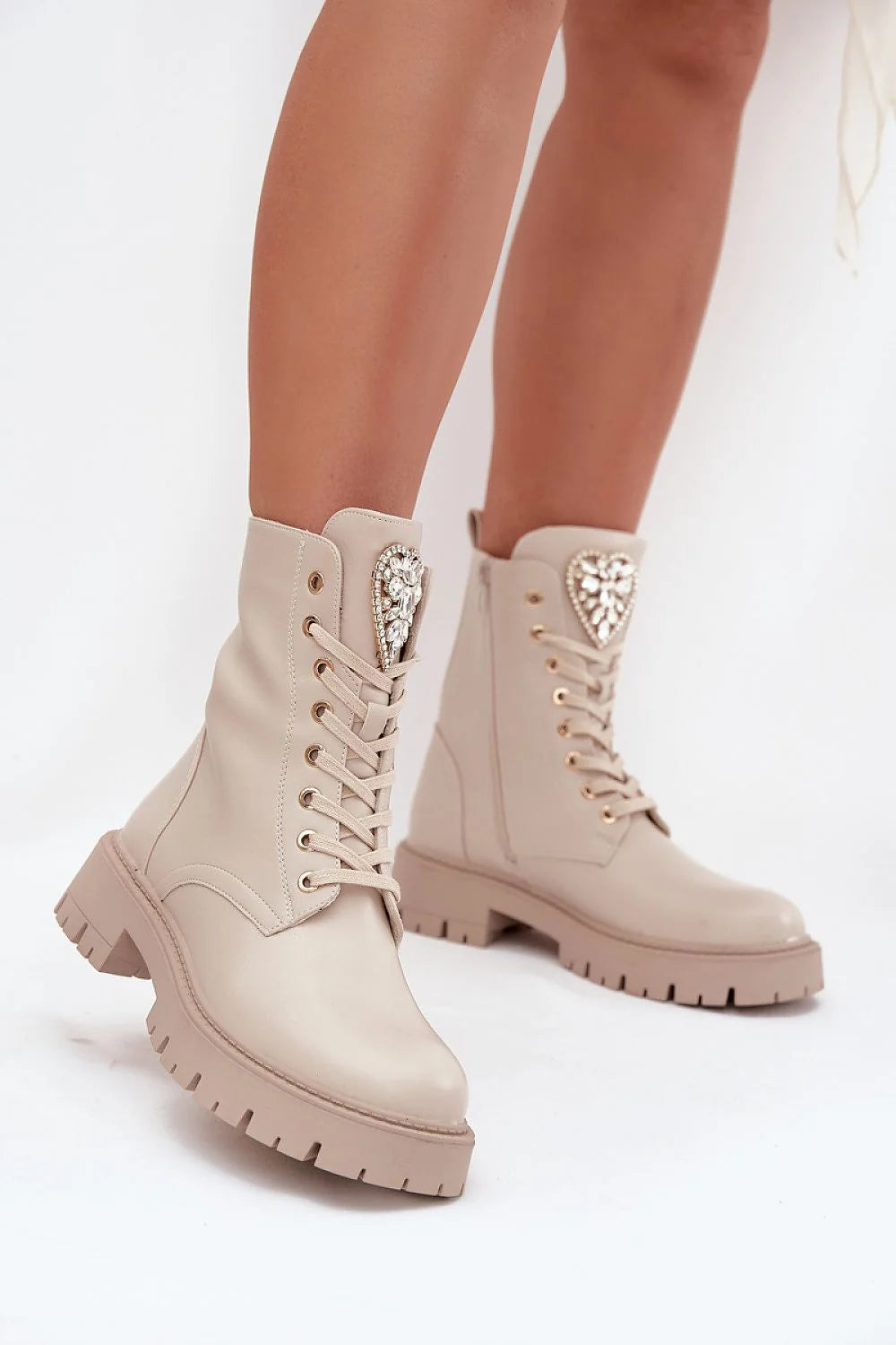 bottines femme beige nude similicuir mimollet combat urbain semelle crantée chunky laçage œillets dorés zip latéral coeur strass bijou glam