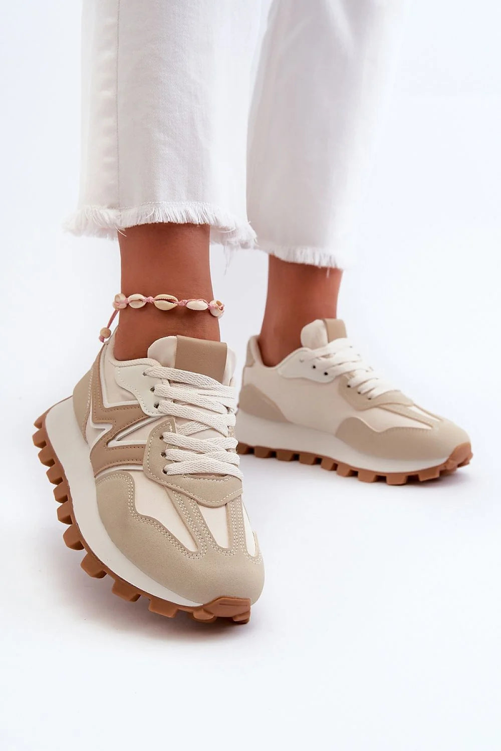 Chaussures de sport féminines modernes design épuré cuir écologique tissu semelle crantée hauteur 5.5 cm baskets confortables occasion quotidienne