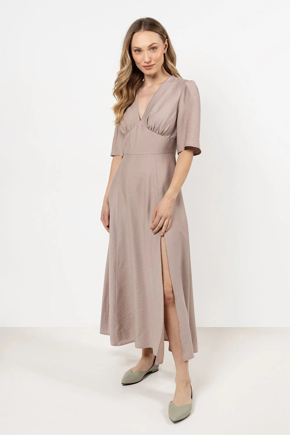 Robe de jour élégante couleur taupe décolleté en V manches mi-longues taille cintrée fente latérale femme