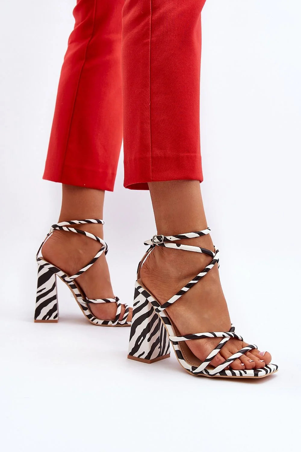 Sandales à talons carrés design audacieux motif zébré cuir artificiel lanières ajustables idéales pour les soirées femme