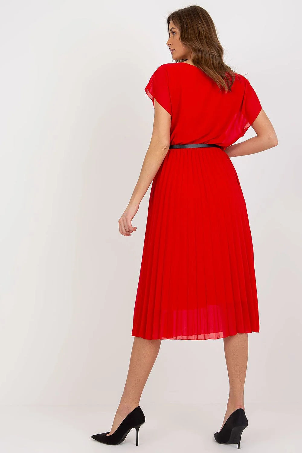 robe cocktail élégante rouge midi plissée mousseline légère fluide taille marquée fine ceinture noire boucle dorée manches kimono encolure ronde