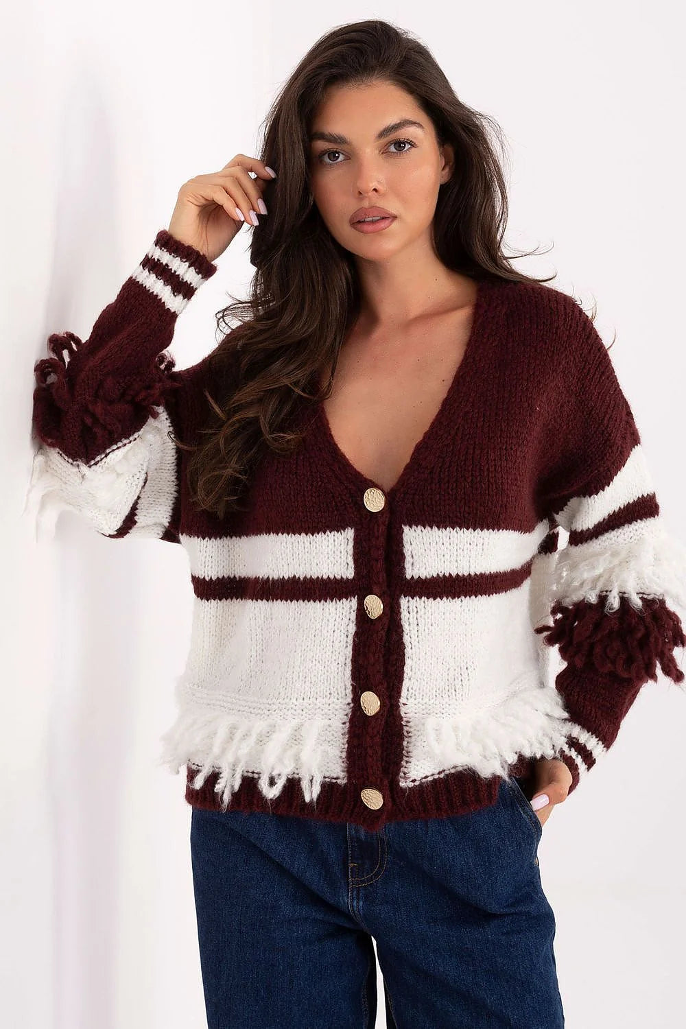 cardigan femme bicolore bordeaux blanc rayures horizontales col V boutonné boutons dorés franges ourlet manches bouffantes oversize maille duveteuse chaude