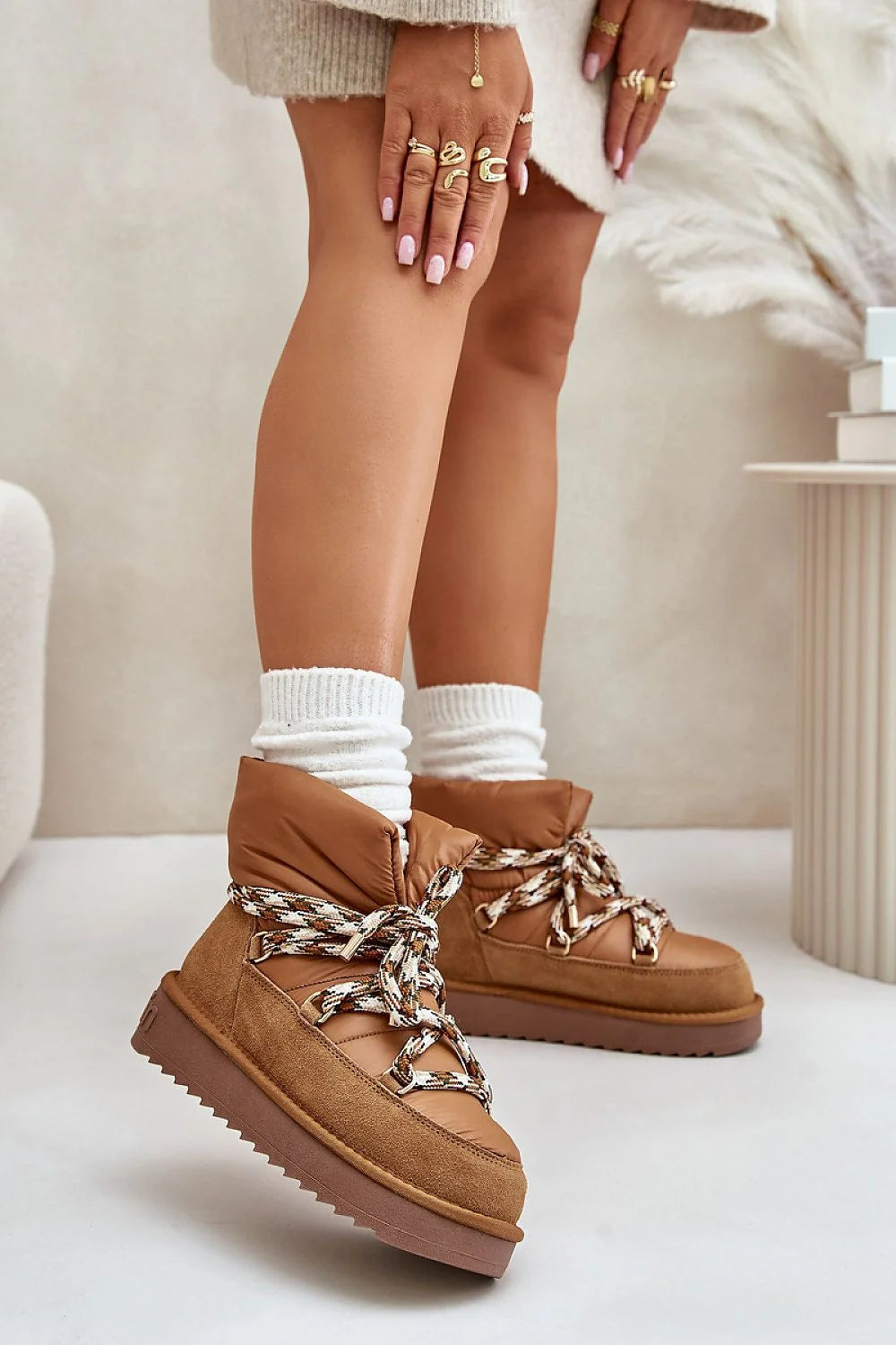 bottes neige femmes aprèsski suedine matelassé caramel fourrure rembourré doublure chaude semelle caoutchouc crantée antidérapante plateforme compensée lacets multicolores volumineuse