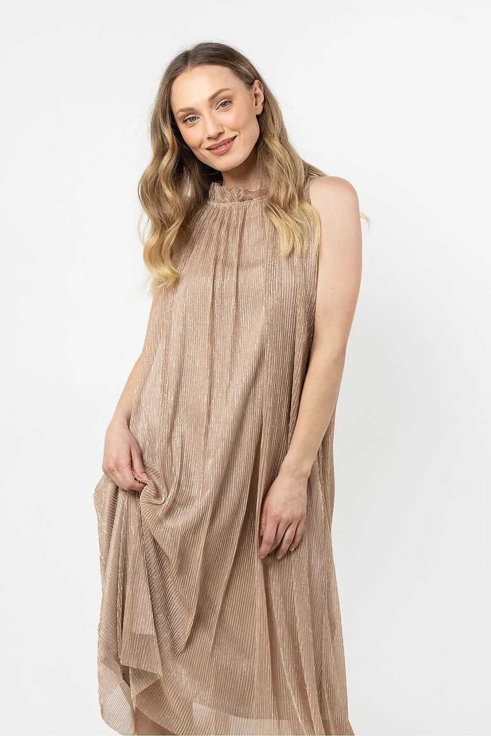 Robe de soirée awama élégante beige doré tissu plissé col haut épaules nues longueur mi-longue