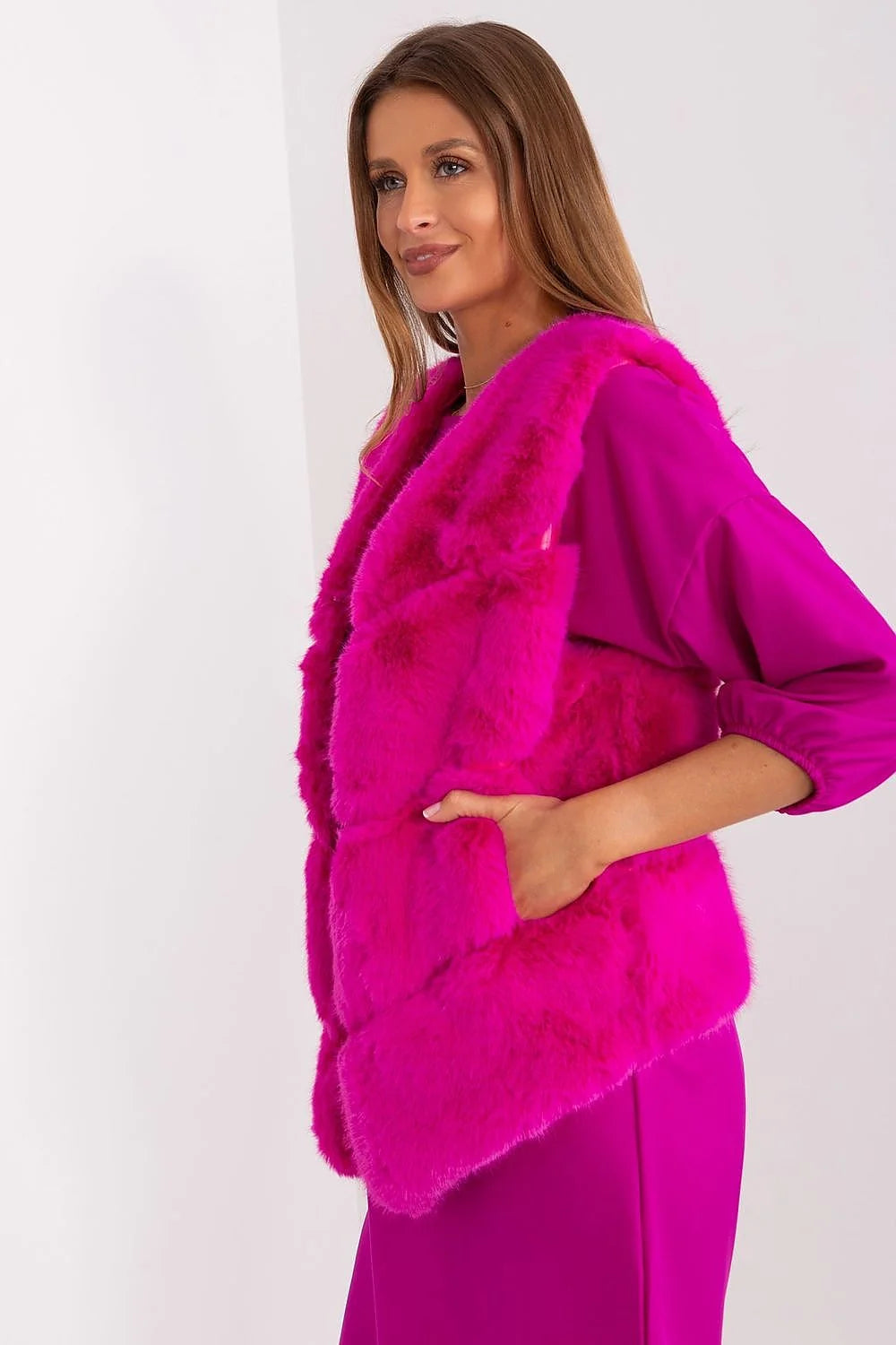 Veste sans manches en fausse fourrure rose fuchsia pour femme, style audacieux, coupe ample, doublure intérieure, finitions soignées, polyvalence mode