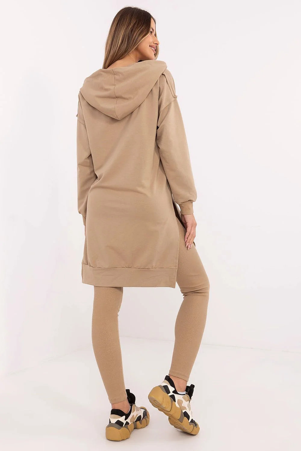 Ensemble robe pull longue et legging femme, style moderne, couleur beige clair, matériau coton élasthanne, confort maximal, occasion quotidienne