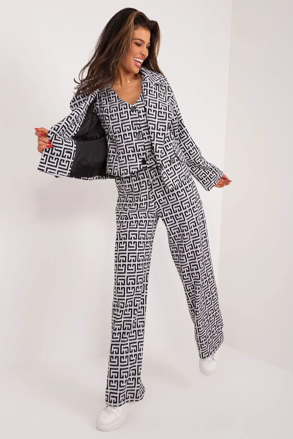 Veste Lakerta blazer femme style tailleur moderne motif géométrique noir et blanc manches longues coupe ajustée occasion professionnelle