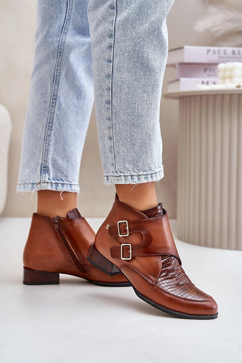Bottes en cuir marron.Step in style. Design reptile.texturé. Talon bas carré. Fermeture éclair et boucles métalliques. Confort et style. Mode femme. Occasions décontractées