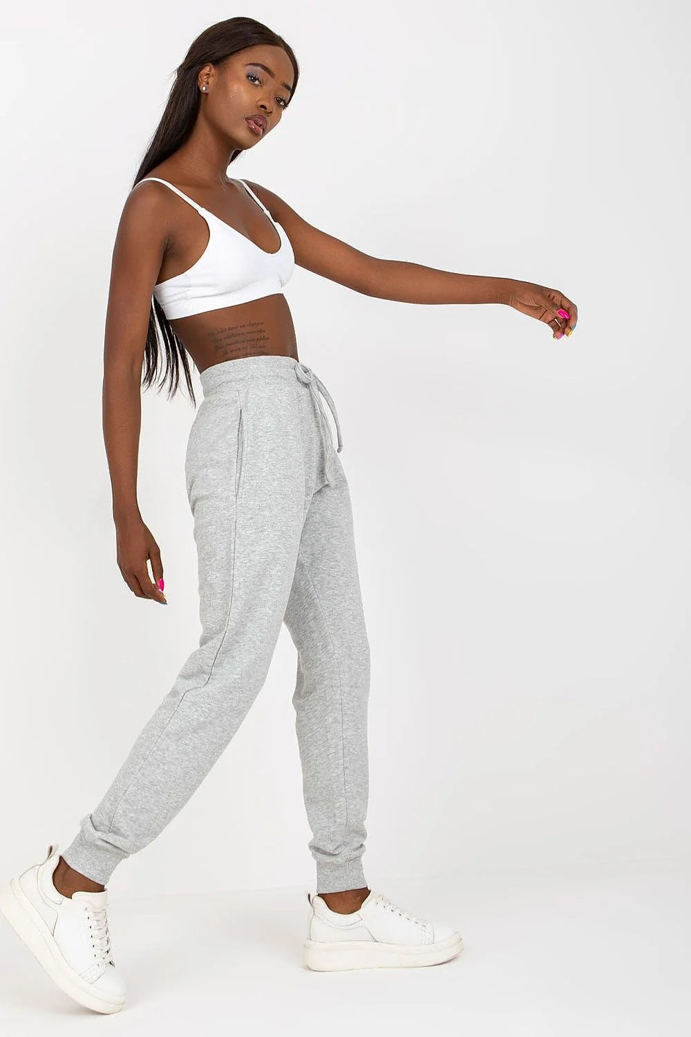 Tenue décontractée pour femme crop top ajusté et pantalon jogging gris foncé occasionnels
