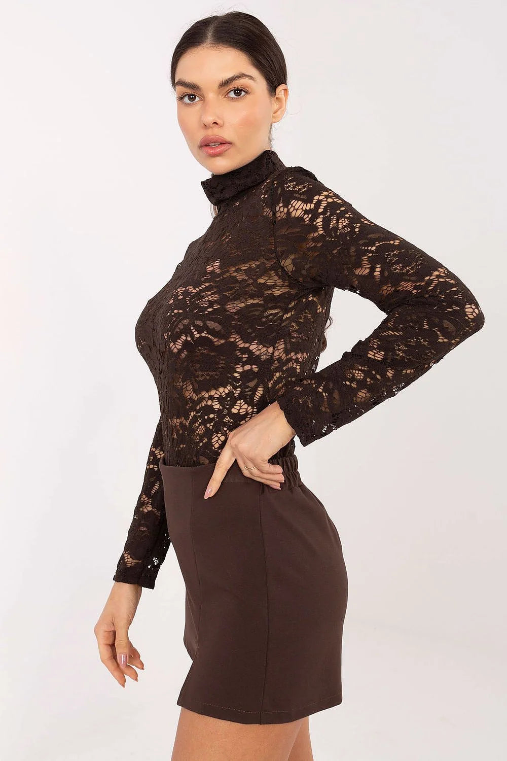 chemisier dentelle florale semitransparent chocolat slim ajusté col montant manches longues bords festonnés délicat extensible soirée superposition sophistiqué soyeux