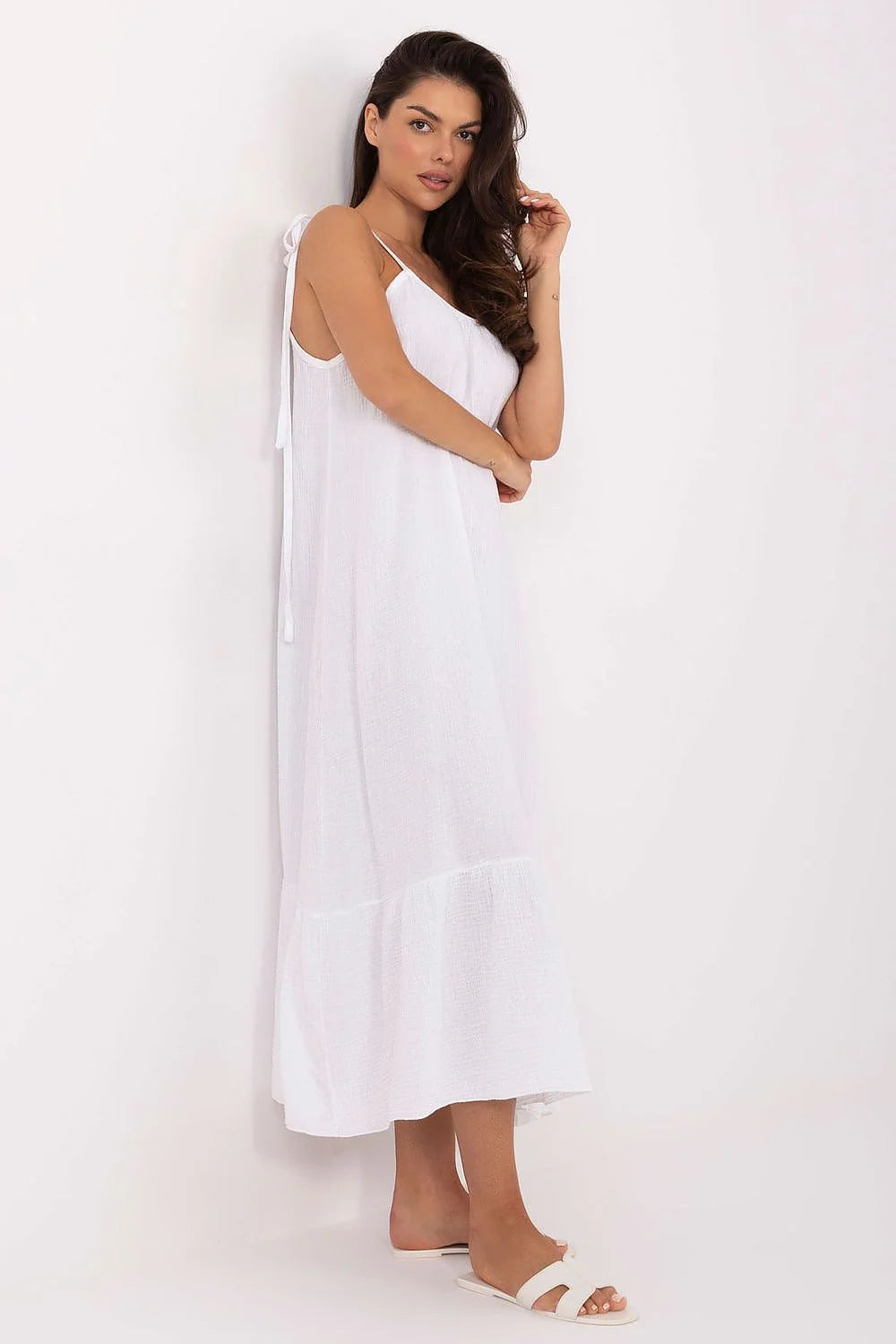 Robe d'été longue pour femme en tissu léger blanc, style élégant et décontracté, encolure profonde, bretelles fines, coupe ample, ourlet froncé, idéale pour les journées estivales, plage ou occasions décontractées