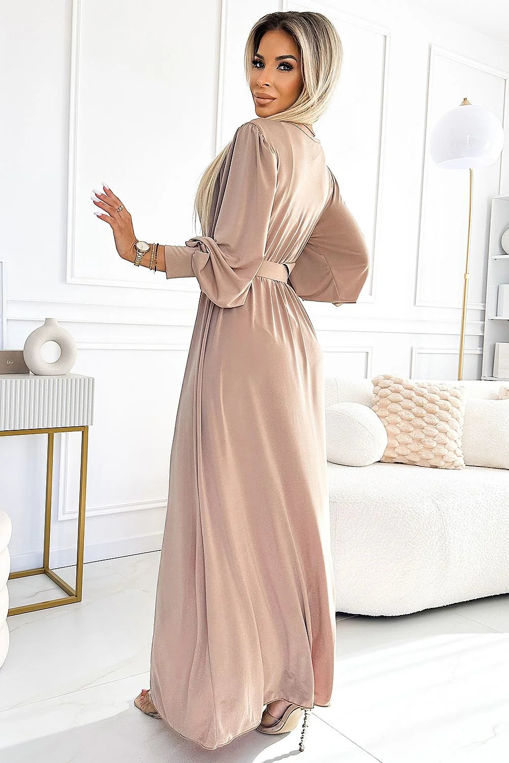 Robe de cocktail Numoco longue manches longues décolleté V ceinture fente beige soirée élégante femmes