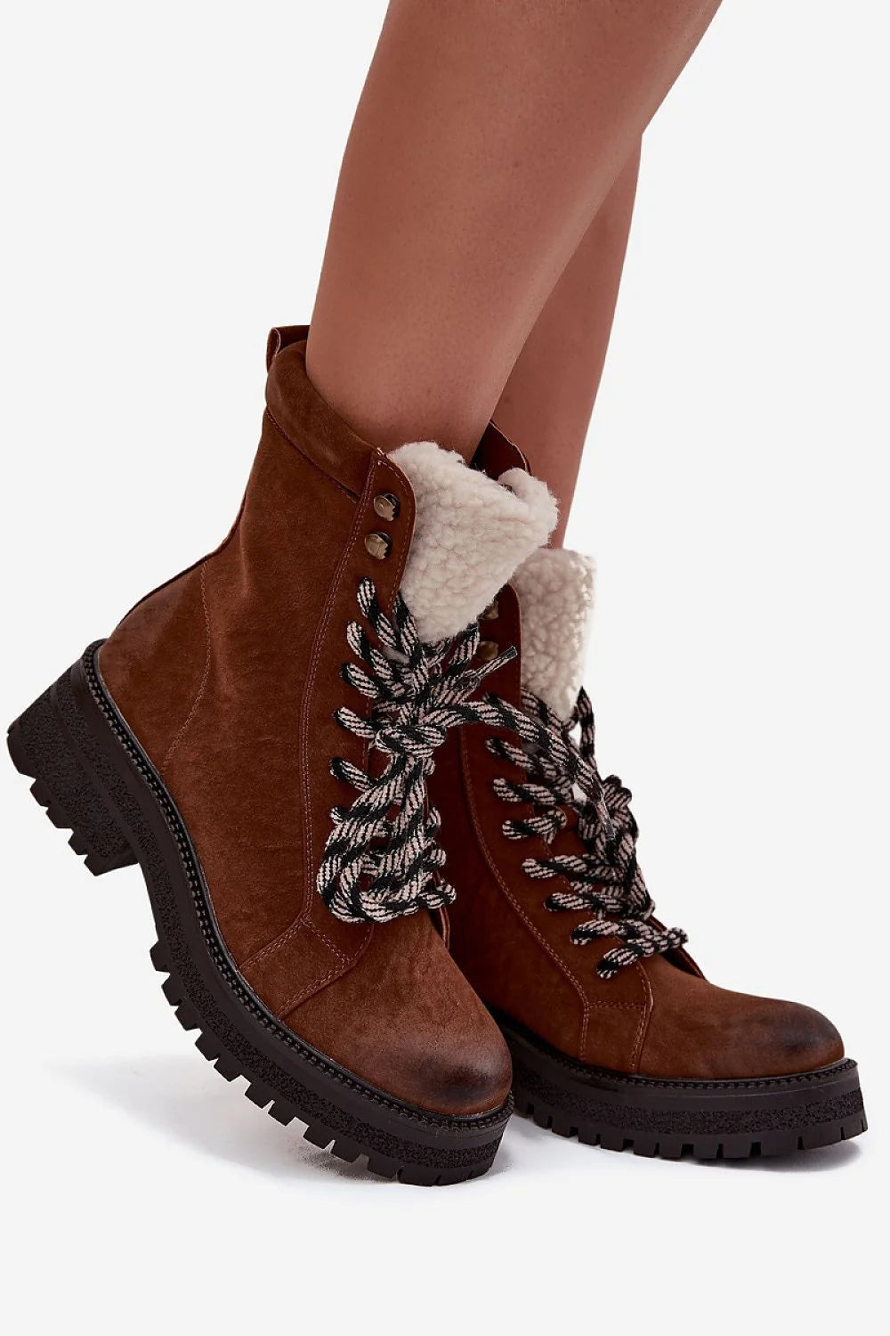 bottines rangers femme daim marron doublure sherpa crème lacets épais noir zip latéral semelle crantée talon bloc œillets adhérence hivernale