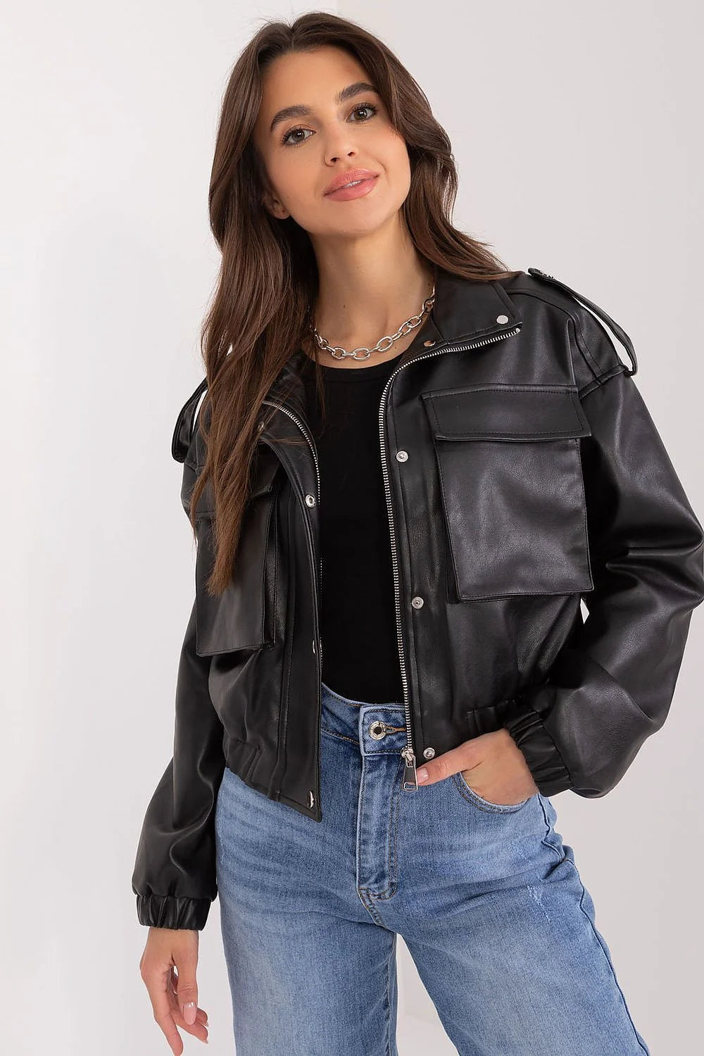 Veste aviateur en cuir synthétique noire courte pour femme, style militaire, coupe ajustée, fermeture éclair métallique, poches à rabat, épaulettes décoratives, manches élastiquées