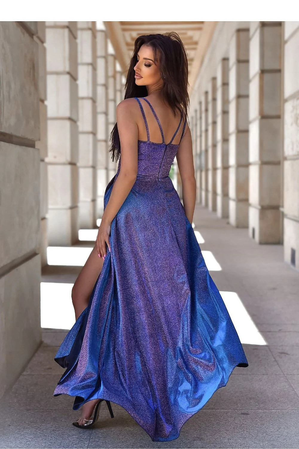 Robe de soirée élégante longue en tissu métallique bleu et violet, décolleté en V, fente haute, bretelles fines, taille ajustable pour femme
