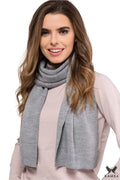 Écharpe d'hiver élégante matière douce coupe rectangulaire finitions côtelées gris neutre façonnage Made in Poland qualité supérieure accessoire mode automne-hiver