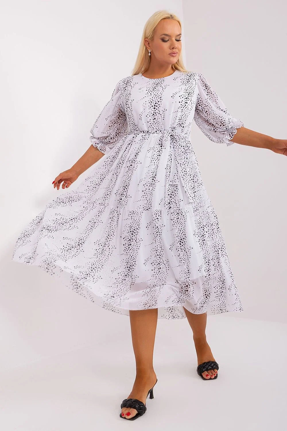 Robe grande taille féminine élégante moderne manches 3/4 encolure ronde tissu semi-transparent blanc motif pois noirs taille ajustable femme occasion décontractée