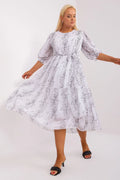 Robe grande taille féminine élégante moderne manches 3/4 encolure ronde tissu semi-transparent blanc motif pois noirs taille ajustable femme occasion décontractée