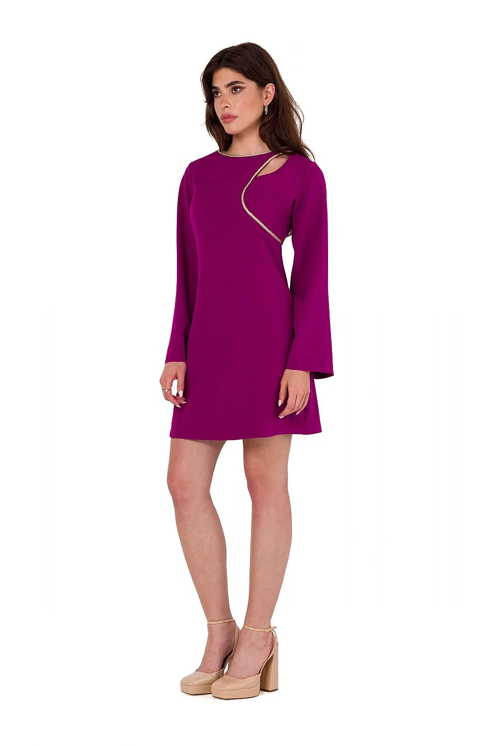 robe cocktail violet profond asymétrique encolure dorée bordure tressée coupe droite fluide ajustée longueur genou manches troisquarts évasée