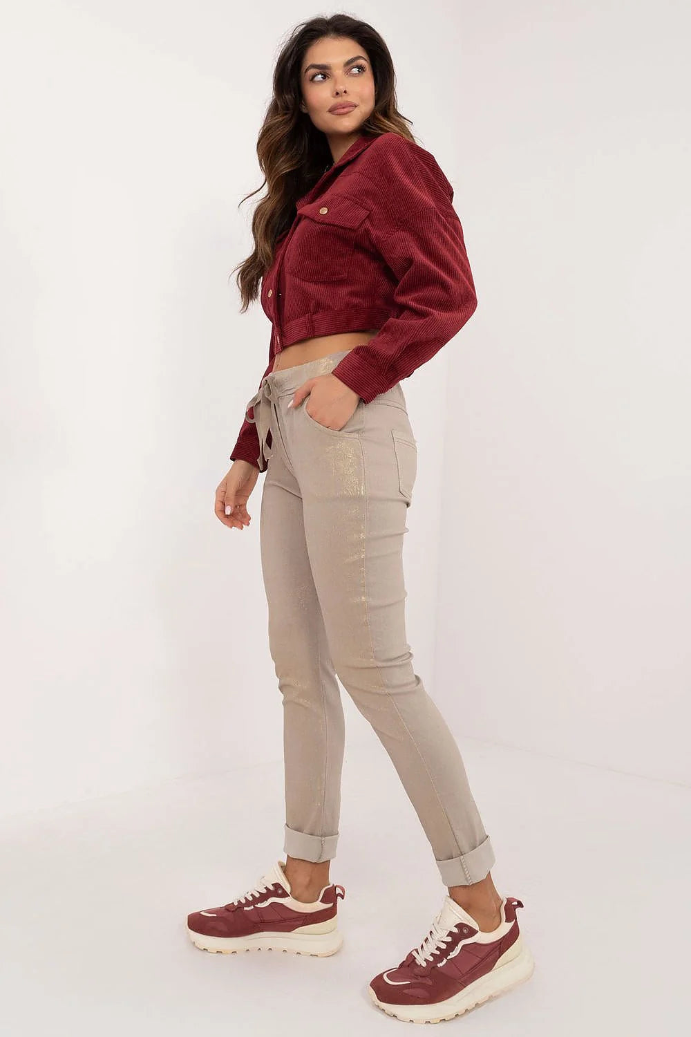 veste courte cropped velours côtelé bordeaux col classique boutons dorés poches pantalon beige taille élastique cordon revers baskets semelle épaisse