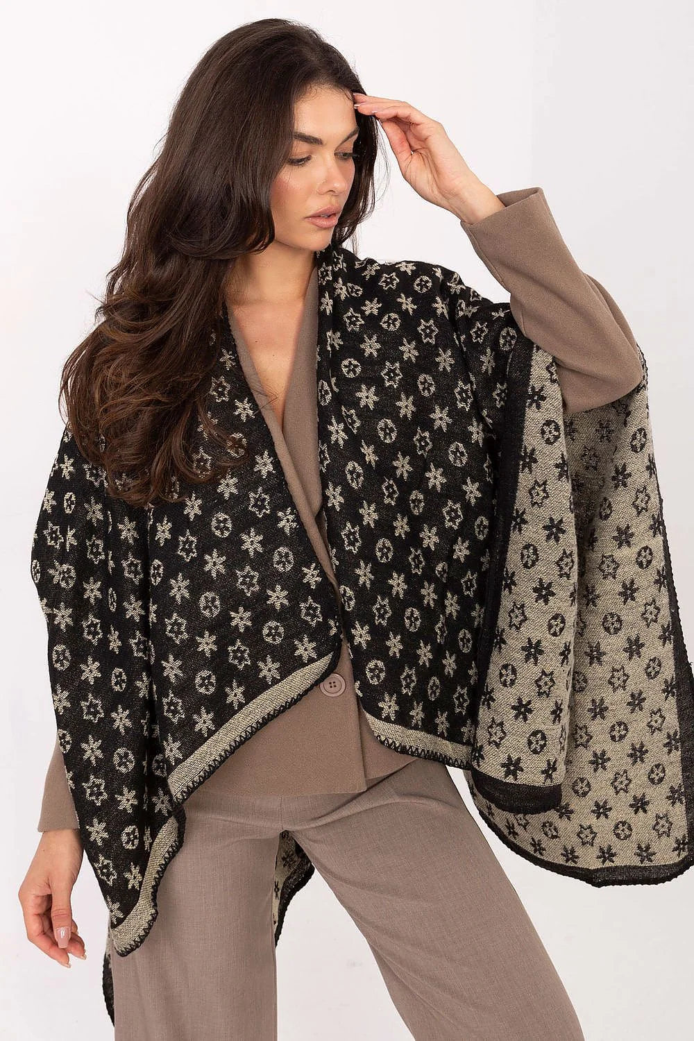 poncho réversible jacquard maille noir beige motifs étoiles oversize drapé ouverture avant tricot chaud acrylique confortable bohème chic superposer