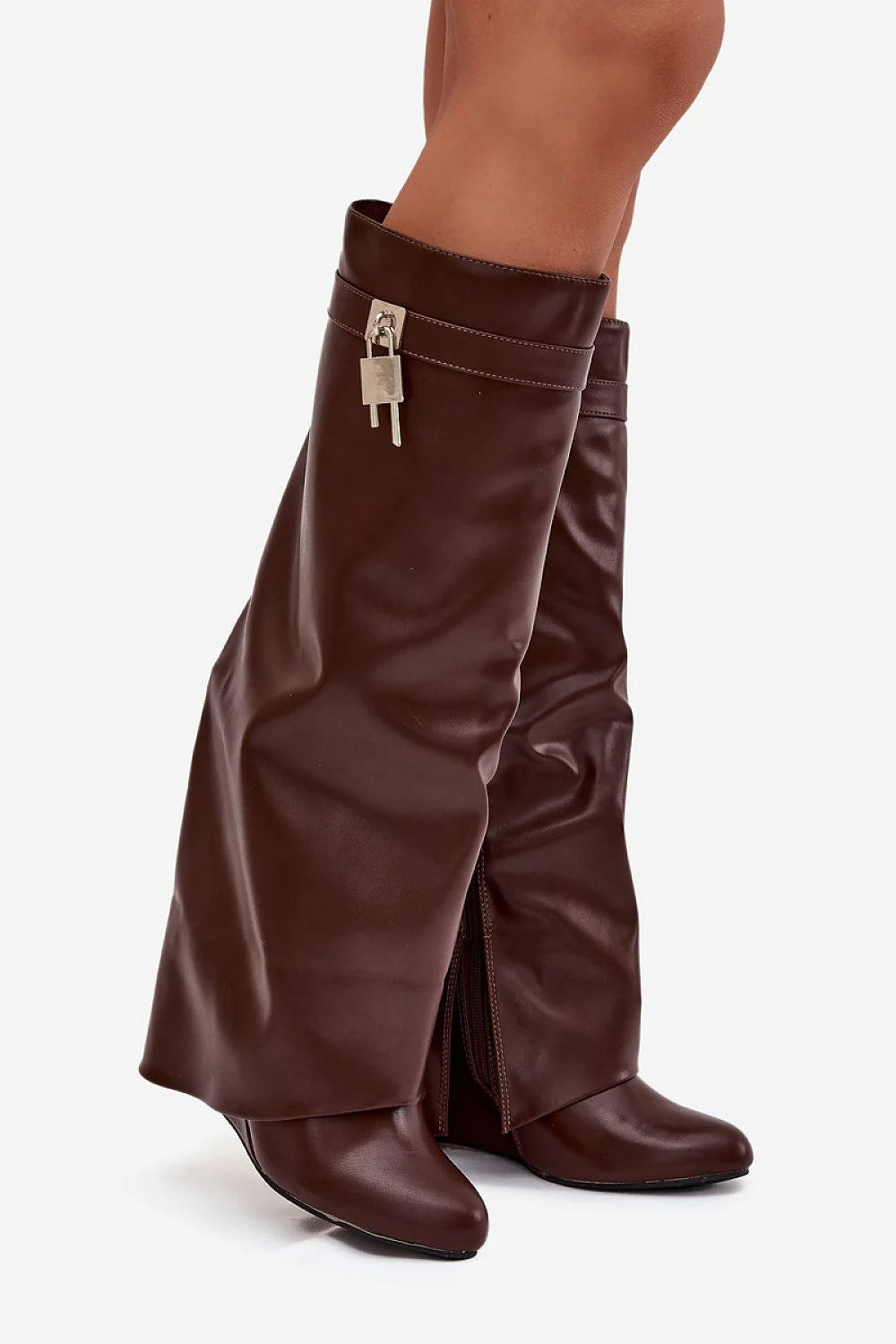 cuissardes femme chocolat suédé simili cuir tige drapée large fente latérale fermeture éclair intérieure sangle pendentif cadenas métallisé talon compensé