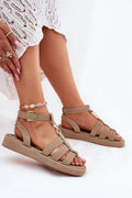 Sandales pour femmes style décontracté estival matériau synthétique cuir suédé beige lanières larges boucle métallique or pâle semelle caoutchouc douce finitions soignées