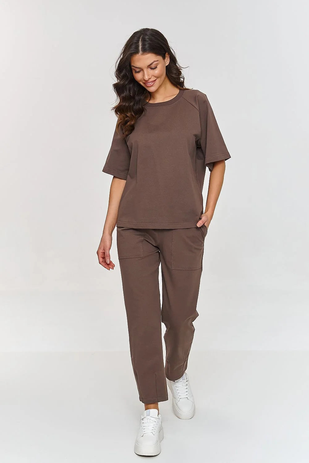 Ensemble Makadamia: survêtement femme confortable, coupe ample, manches raglan, pantalon droit, poches plaquées, couleur marron uni, élastique à la taille, coton doux, mode décontractée