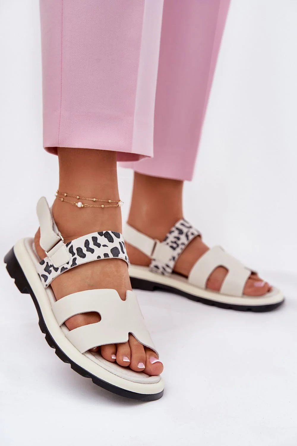 sandales femmes Vinceza beige clair cuir synthétique imprimé léopard brides cheville scratch semelle épaisse bicolore crantée matelassée confort talon plat