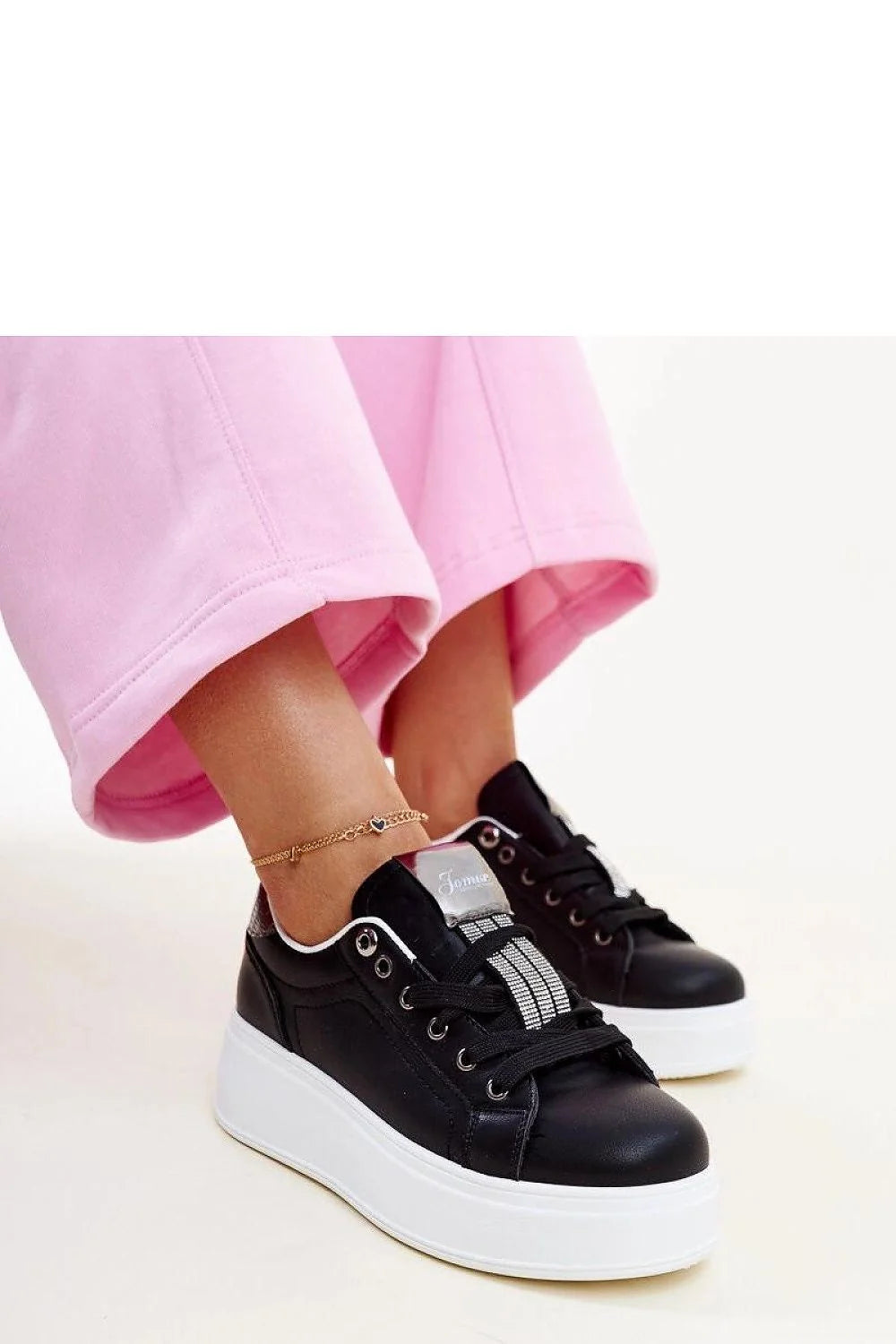sneakers femme noires similicuir brillantes plateforme semelle compensée blanche lacets classiques œillets métalliques détails argentés bande strassée urbain chic confortables