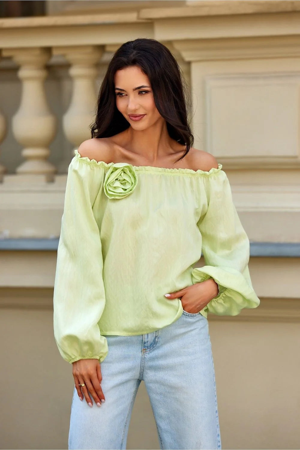 chemisier femme Bardot vert pistache satiné léger fluide nylon rayon manches longues ballon poignets élastiqués encolure élastique fleur appliquée