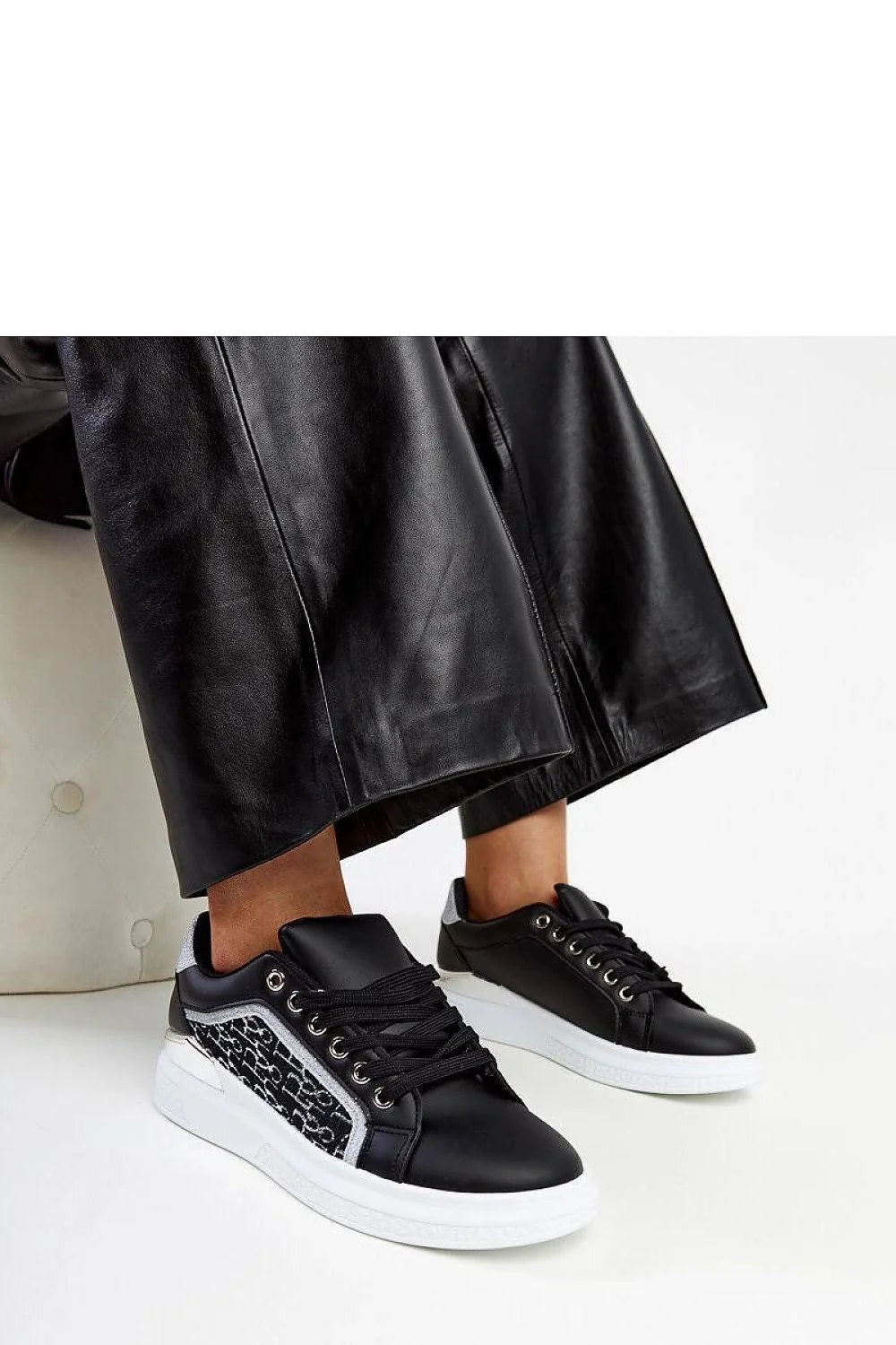 Sneakers femmes modernes élégantes design contemporain tige noire paillettes plateforme confortable semelle blanche lacets métalliques