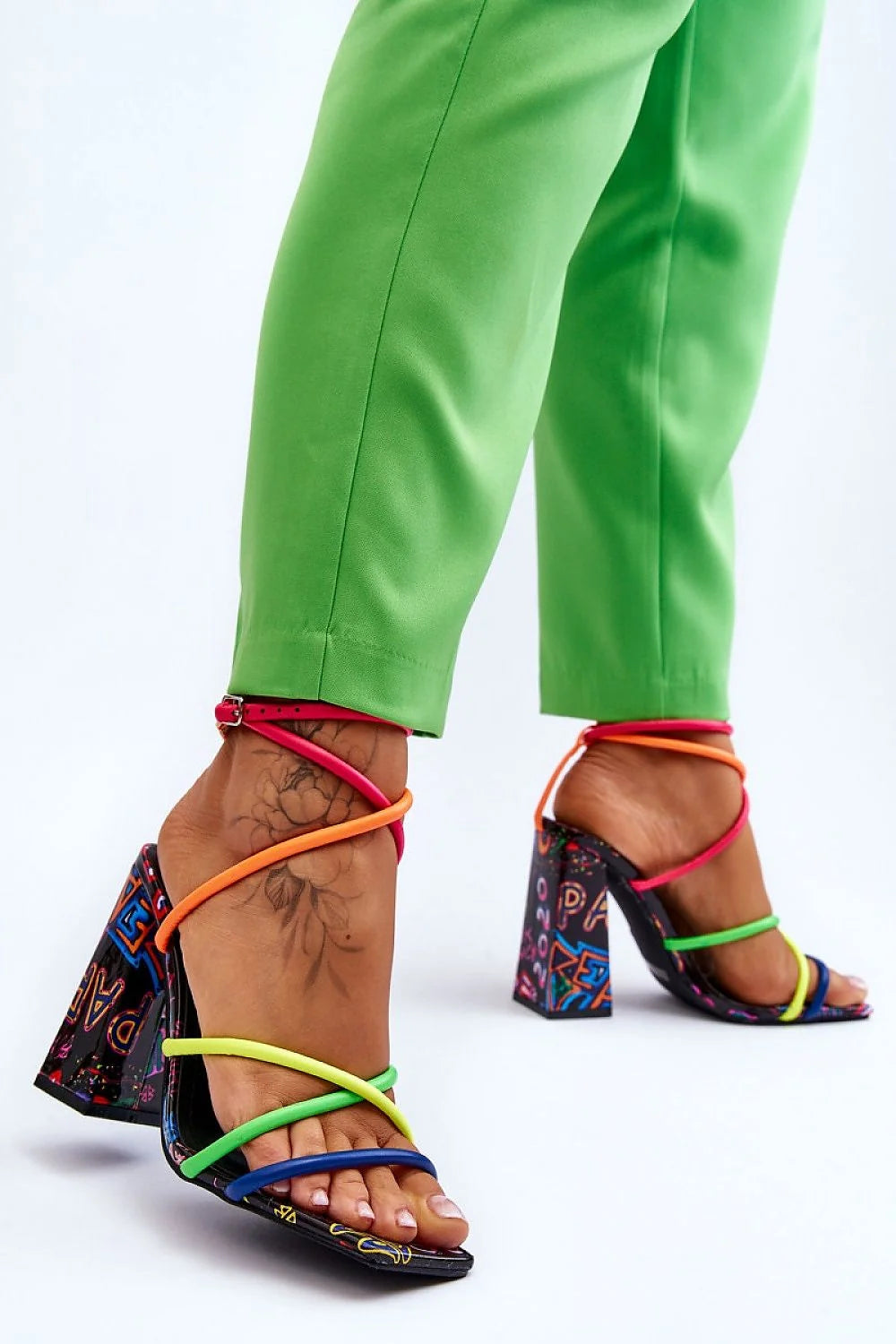 Sandales à talons carrés multicolores en cuir artificiel femme, style audacieux, confortable, idéales pour les occasions spéciales ou les tenues estivales
