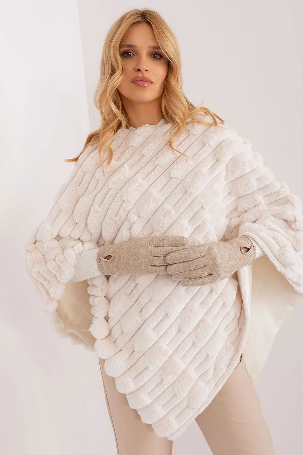 Poncho luxueux pour femme en fourrure synthétique blanc crème style élégant motif linéaire sans coutures col rond femmes hiver