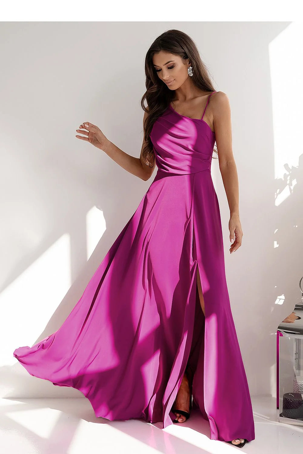 Robe longue élégante avec bretelles asymétriques fente dos satin violet vif occasion formelle femmes