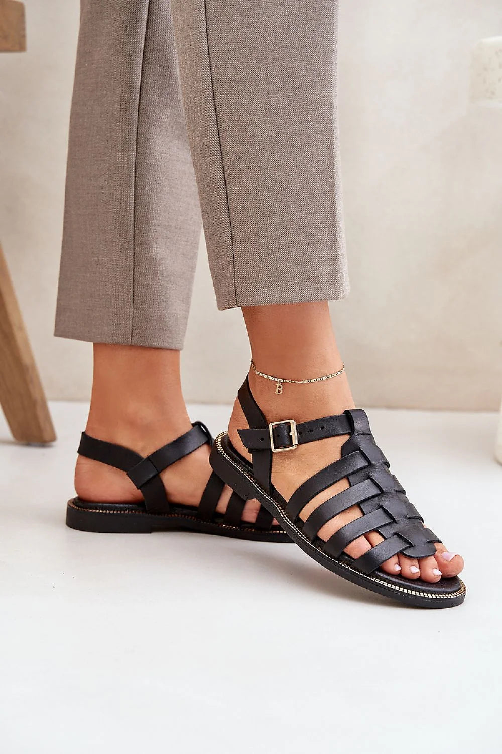 Sandales élégantes femmes cuir naturel style gladiateur sangles larges boucle métallique noir intemporel confortable été tendance