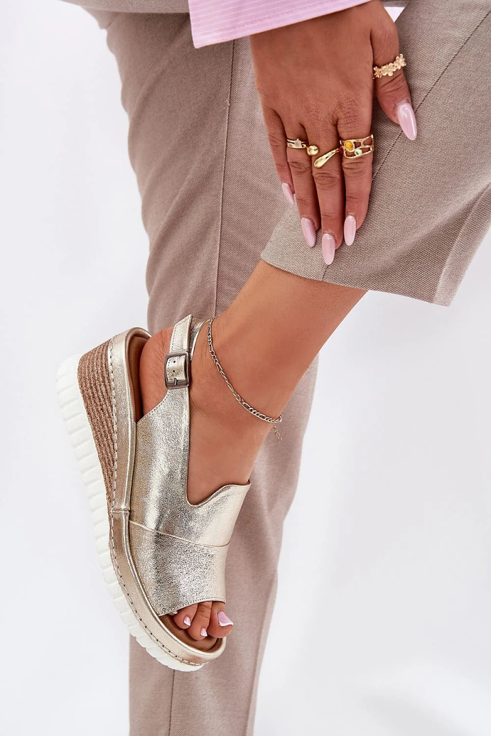 Sandales femmes cuir métallique doré semelle blanche talon compensé espadrille corde ajustable élégance été 2023