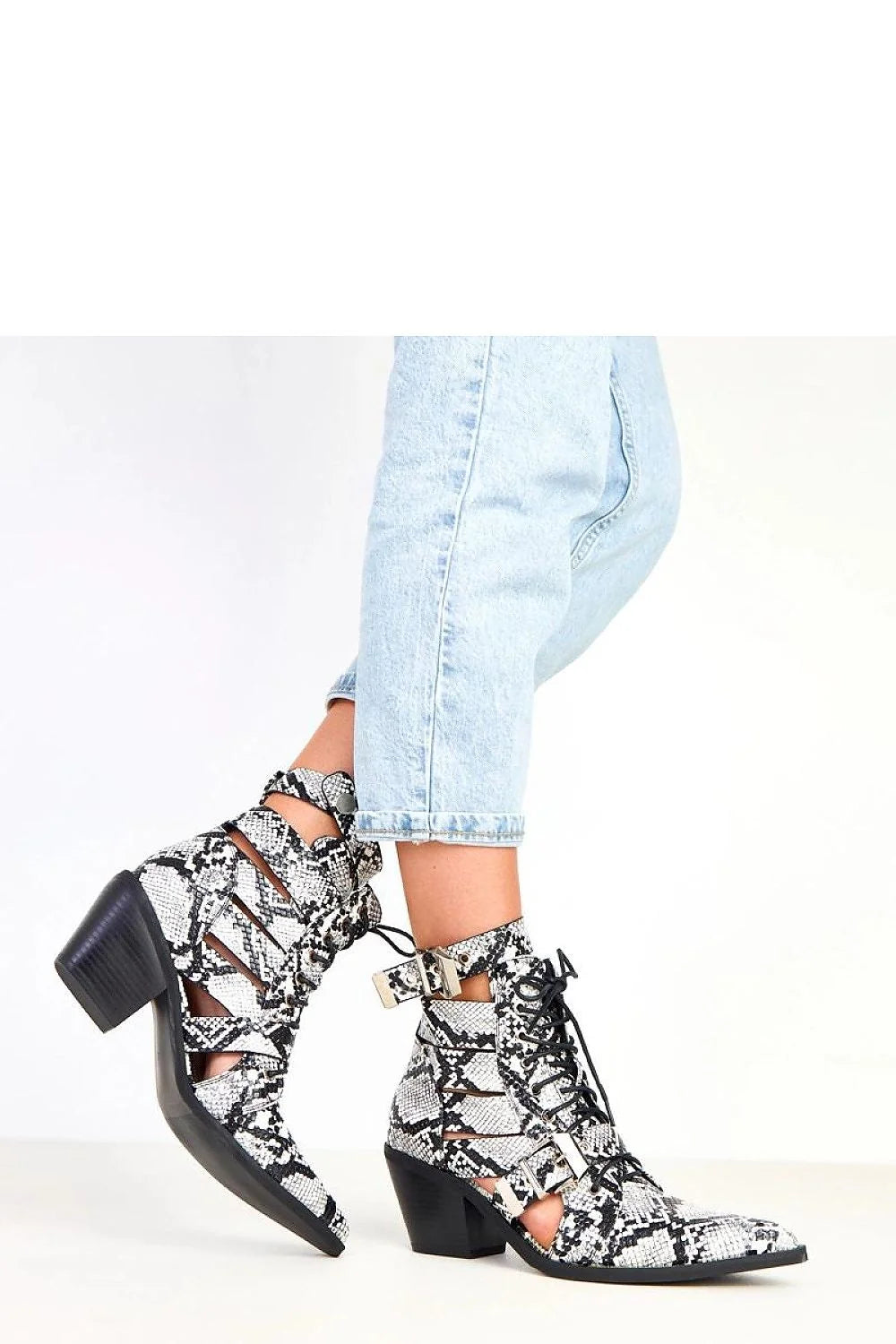 bottines femme similicuir écologique texturé effet python noir blanc découpes décoratives lacets boucles bride réglable bout pointu talon bloc moyen