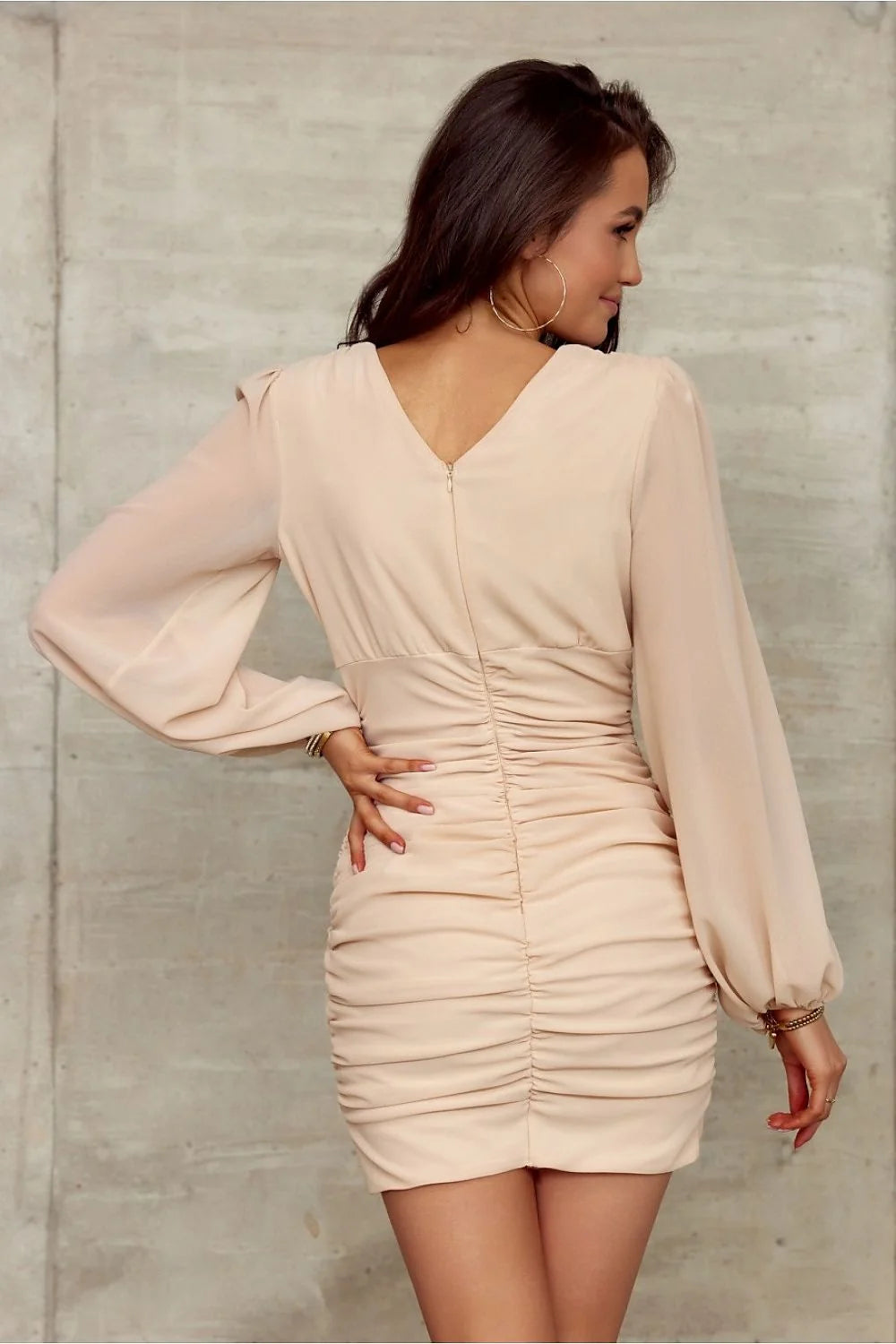 Robe courte élégante manches longues bouffantes décolleté V profond silhouette ajustée couleur beige douce pour femme