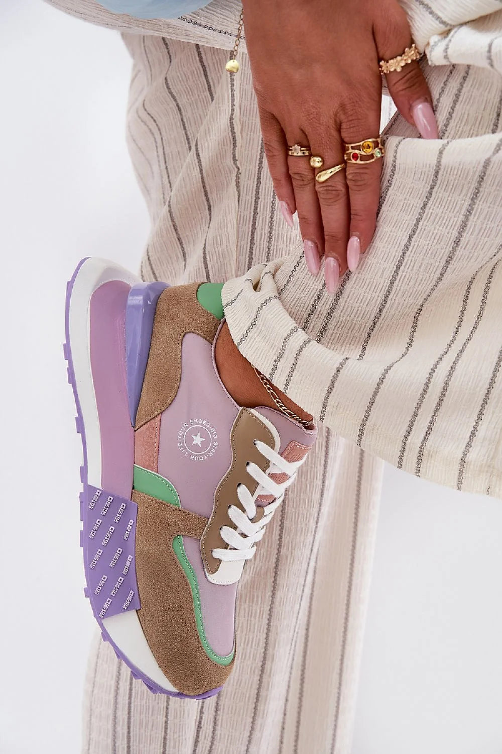 baskets femmes modernes colorées suédé textile pastel lilas beige vert menthe rose semelle épaisse violette antidérapante plateforme lacets blancs confort