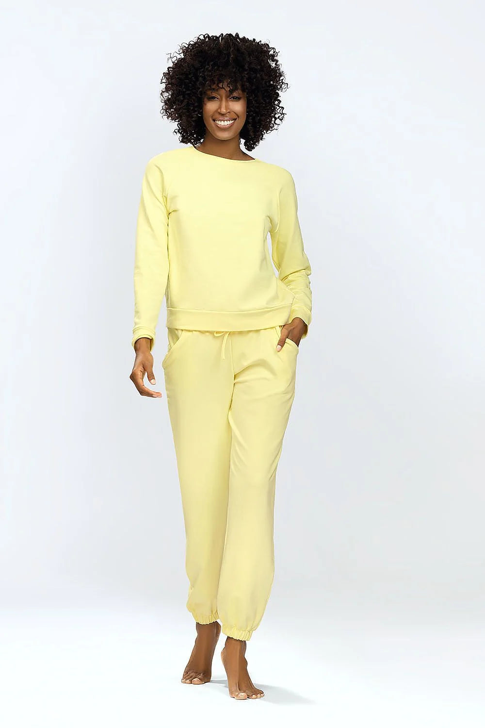 ensemble loungewear femme sweatshirt col rond manches longues molleton doux jaune pastel coupe relaxed pantalon jogging taille élastique cordon poches