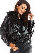 Veste femme vinyle noir moderne audacieuse coupe courte tendance élégante capuche fermeture éclair fashion