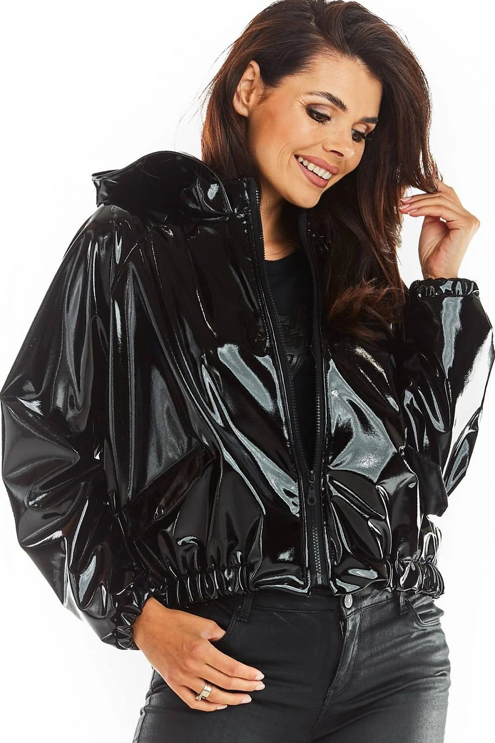 Veste femme vinyle noir moderne audacieuse coupe courte tendance élégante capuche fermeture éclair fashion