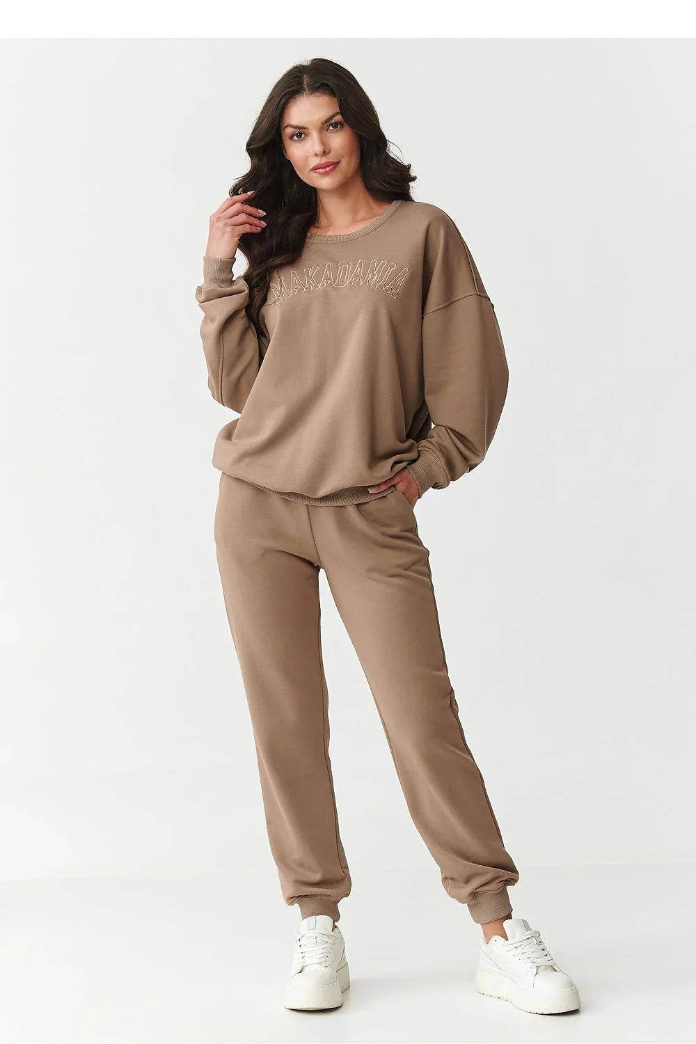 ensemble survêtement femme taupe moka sweat oversize manches tombantes molleton doux côtelé poignets logo brodé jogger taille élastique