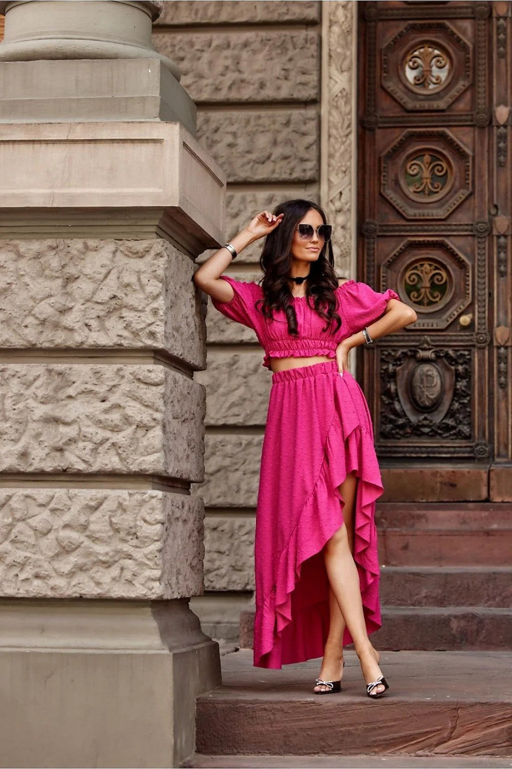 Robe femme design élégant moderne volants audacieux couleur rose vif coupe asymétrique manches bouffantes silhouette fluide